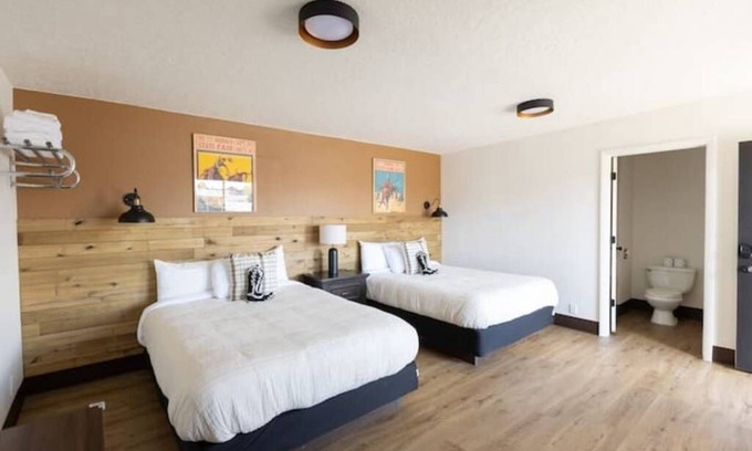 Panguitch Hotel | Double Queen Bedroom Western Themed Bryce Canyon
