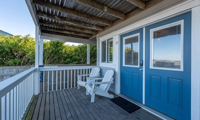 Bandon House | Double Queen Dream | Bandon Marina Inn