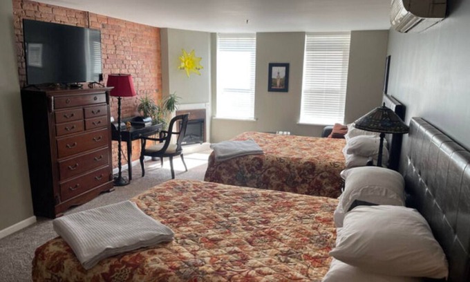 Gaffer District Apartment | Double Queen Guestroom