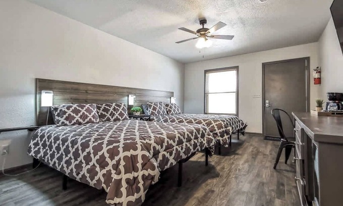 La Cygne Apartment | Double Queen Hotel Room