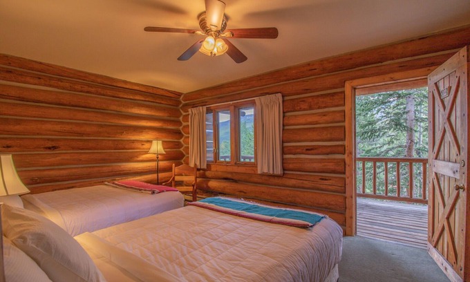 Estes Park Hotel | Double Queen Room - Twin Sisters View