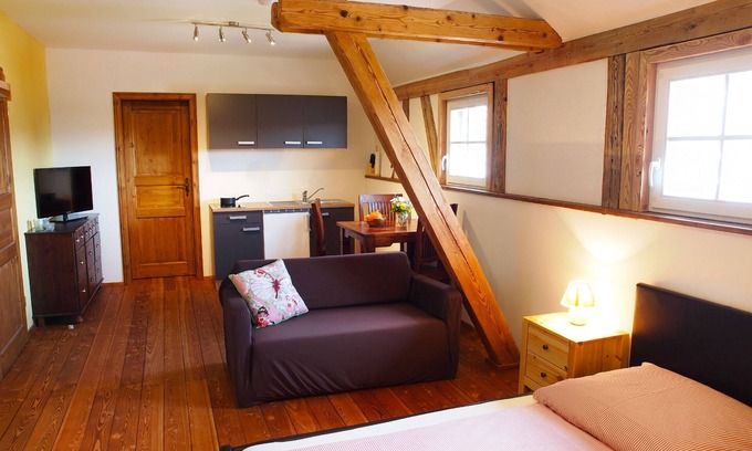 Redwitz an der Rodach Apartment | Double room country garden or castle view on a four-sided courtyard to the castle grounds!