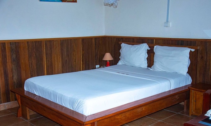Kribi House | Double room-Basic-Ensuite with Shower-Garden view
