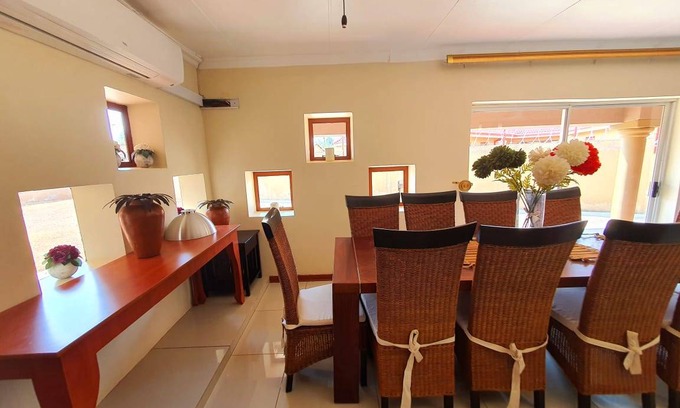 Mahikeng Cabin | Double Room in cosy Guesthouse, one of the select guesthouses in Mahikeng !