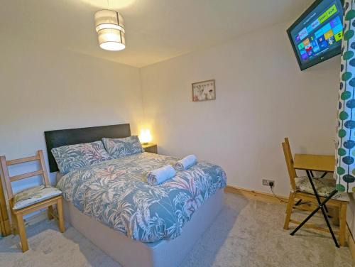Bromley Cross House | Double Room l Large TV l Great Transport Links