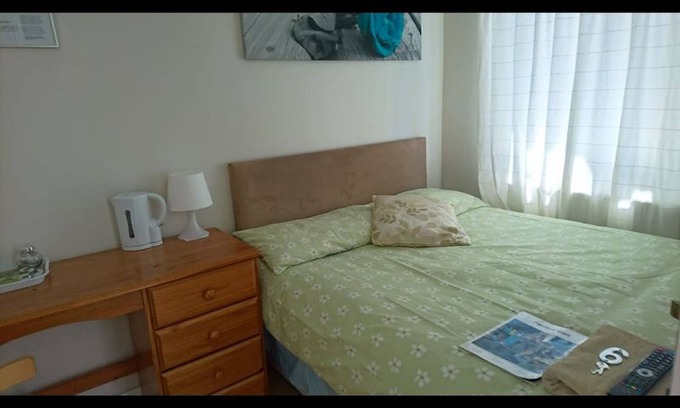 Harlington House | Double Room private shower room - deg-yr