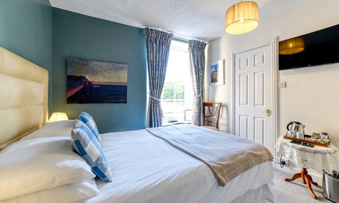 Cromer Hotel | Double room-Standard-Ensuite with Shower-Small Double: Room 7