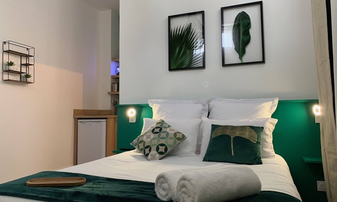 Angers Bed & Breakfast | Double room-Superior-Wet room-Landmark view-RDC
