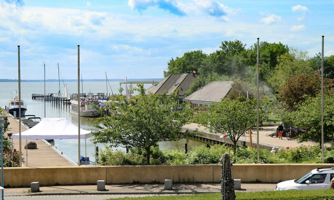 Ostseebad Wustrow Apartment | Double room with balcony and Bodden view directly at the harbor of Wustrow