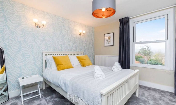 Hurstpierpoint House | Double Room with en-suite shower room in the Central Village Location of Hurstpierpoint