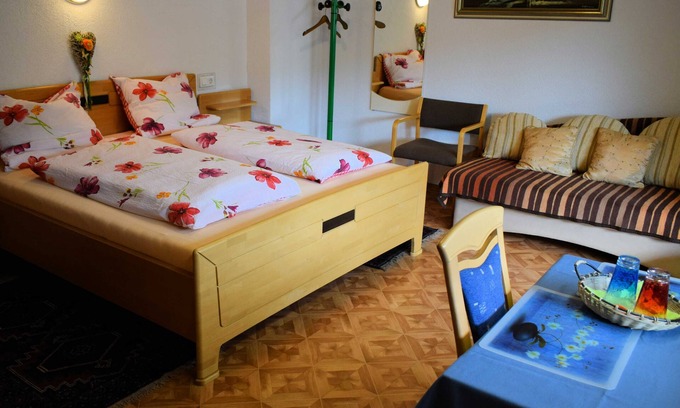 Egloffstein Apartment | Double room with balcony - Gästehaus Grau