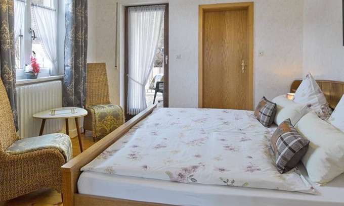 Brodenbach Bed & Breakfast | Double room with balcony - Pension Haus am Walde