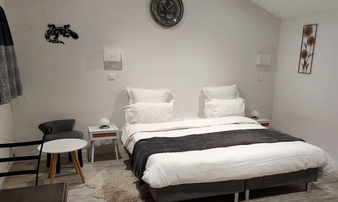 Crest Apartment | Double room with kitchen