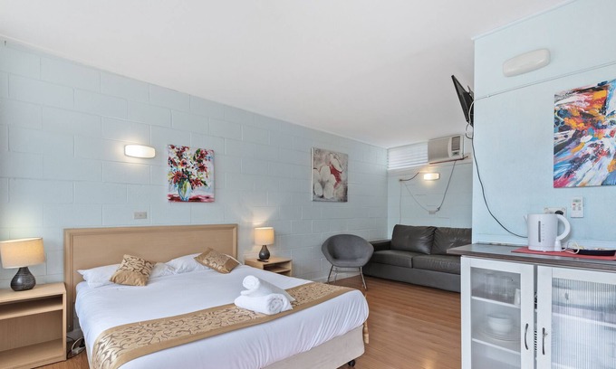Strathmerton House | Double Room with Private Bathroom and Kitchenette near Murray River