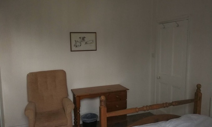 Cambridge House | Double room with private separate shower room