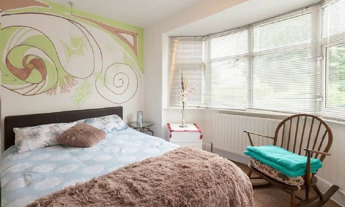 Leeds House | double room with private bathroom and kingsized bed in 3 bed semi