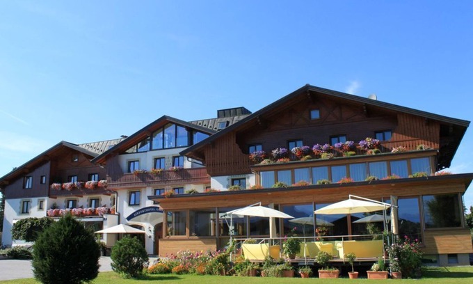 Loretto House | Double room with shower or Bathroom, toilet - Airporthotel Salzburg