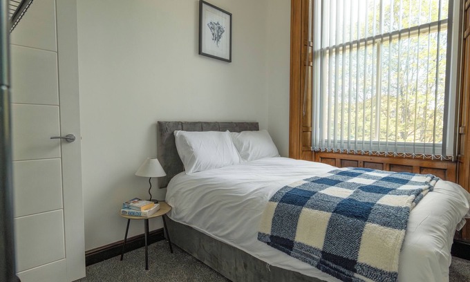 Rochdale Apartment | Double Story 2-Bedroom Suite In Rochdale