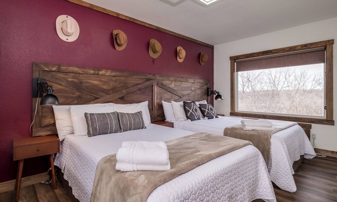 Prescott Hotel | Double the Comfort | Travel Together