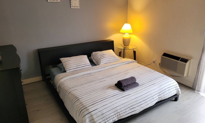 Pico - Robertson Apartment | Double Unit 4xGuests with AC and WiFi in Beverly Hills