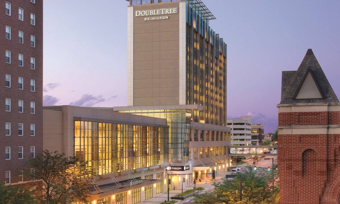 Cedar Rapids - Iowa City Hotel | Doubletree by Hilton Cedar Rapids Convention Complex