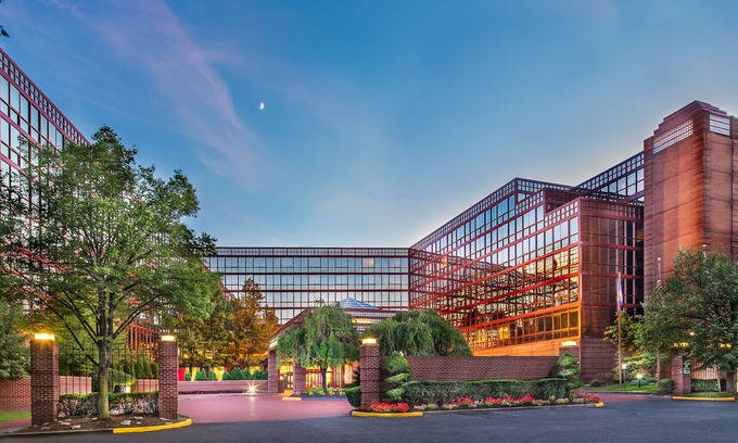 Queens Hotel | DoubleTree by Hilton New York LaGuardia Airport