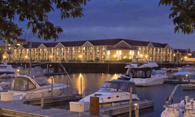 Racine Hotel | DoubleTree by Hilton Racine Harbourwalk