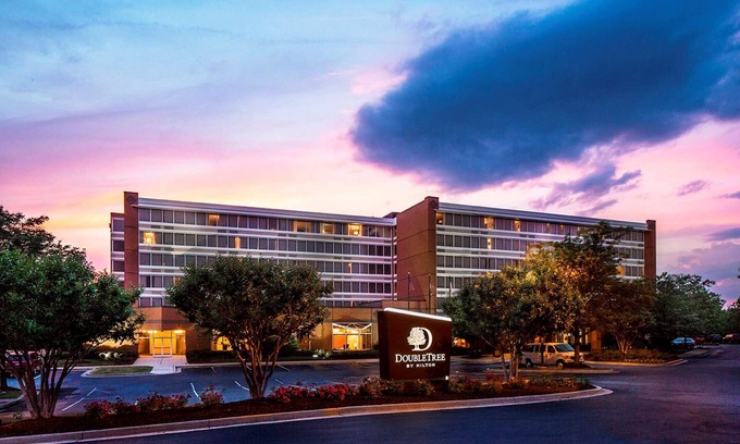 Lake Arbor Hotel | DoubleTree by Hilton Hotel Largo/Washington DC