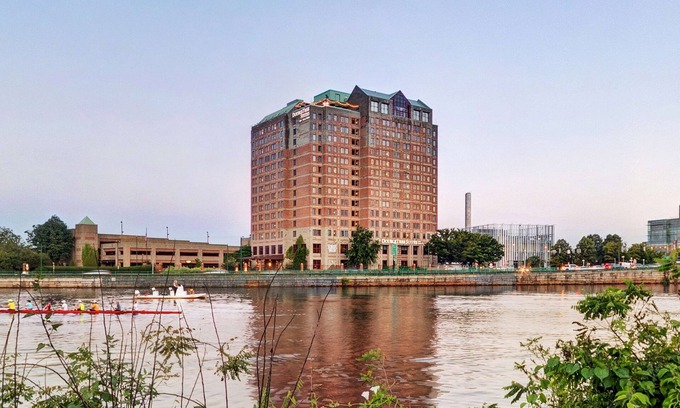 Allston Hotel | DoubleTree Suites by Hilton Hotel Boston - Cambridge