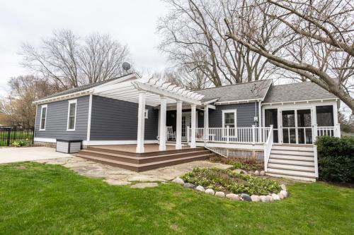 Douglas House | Douglas Cottage - Great location walking distance to both Douglas beach and Downtown!