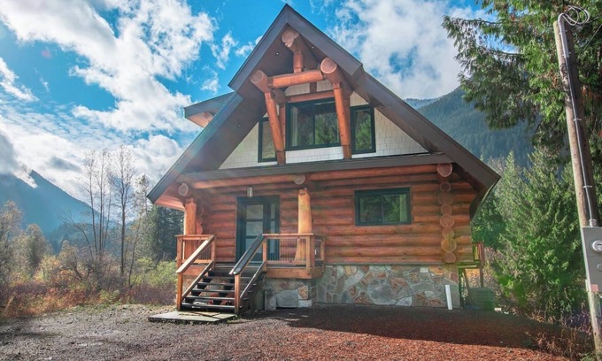 Sunshine Valley Cabin | Douglas Fir Retreat | Mtn Views + Expansive Deck