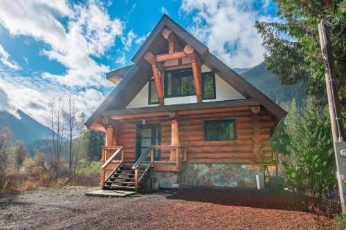 Sunshine Valley House | Douglas Fir Retreat, Mtn Views and Expansive Deck