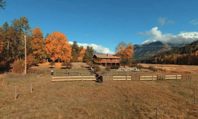 East Kootenay House | Douglas Lake Log Cabin - 10 Person House - Great Mountain Views All Seasons