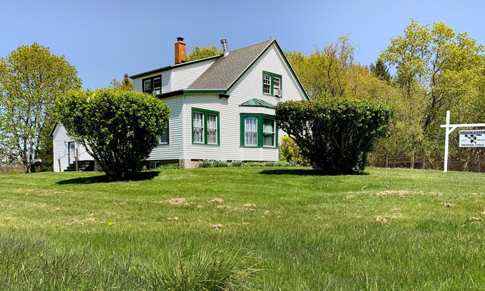 Pulaski House | Douglaston Salmon Run - Meadow Lodge