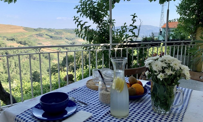 Vinhos House | DOURO VALLEY MOUNTAIN HOUSE