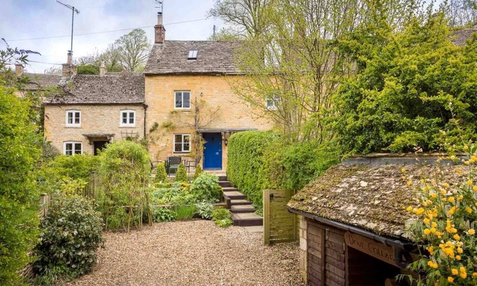 Naunton Cottage | DOVE COTTAGE (NAUNTON), pet friendly, with open fire in Naunton