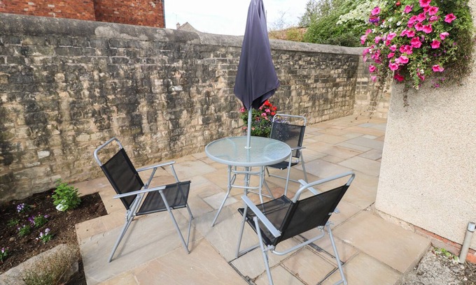Clowne Cottage | DOVE COTTAGE, pet friendly, character holiday cottage in Clowne