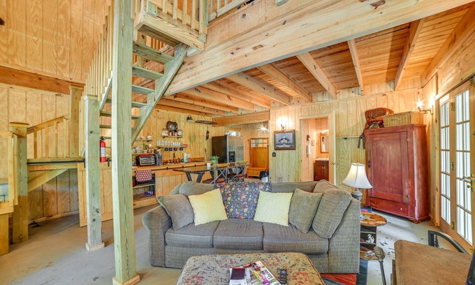 Dover Apartment | Dover Vacation Rental w/Hot Tub & Horse Pastures