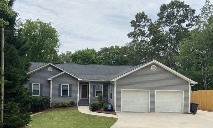 Fair Play House | Dove’s Nest: 6/4 Beautiful Lakehouse With Private Dock on Lake Hartwell