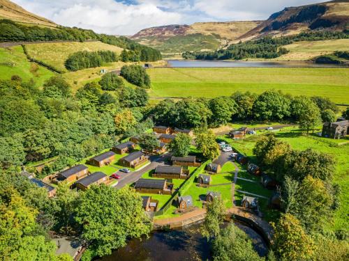 Saddleworth House | Dovestone Secluded Luxury Lodges sleeps 6 - pets welcome