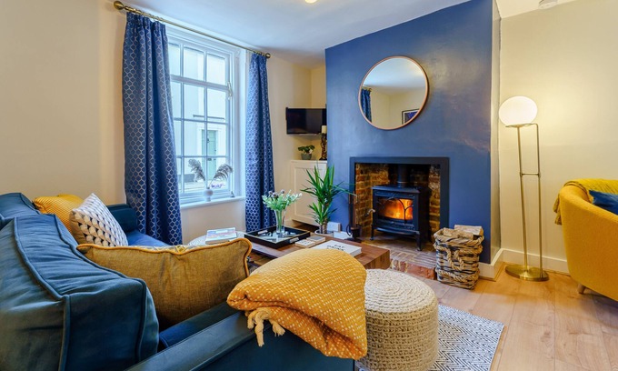 Canterbury House | Dovetail Cottage - Three Bedroom House, Sleeps 6
