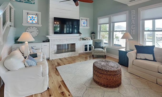 Isla Del Sol House | Down by the Bay | Canal Front + Community Pool