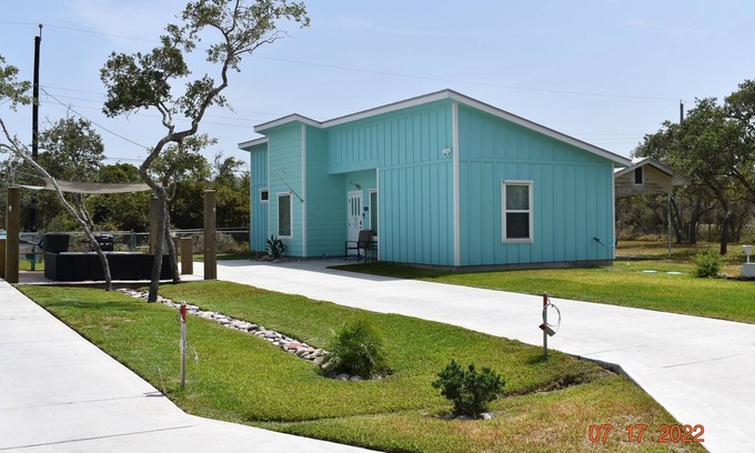 Rockport House | DOWN SOUTH COTTAGE... 2 miles to fishing hotspots!