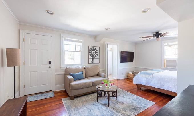 East Carrollton Apartment | Down the Block from Tulane- Uptown