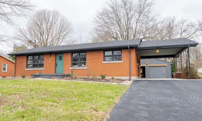 Elizabethtown House | Down the stretch Cozy 3 bedroom in Elizabethtown, KY with outdoor living area