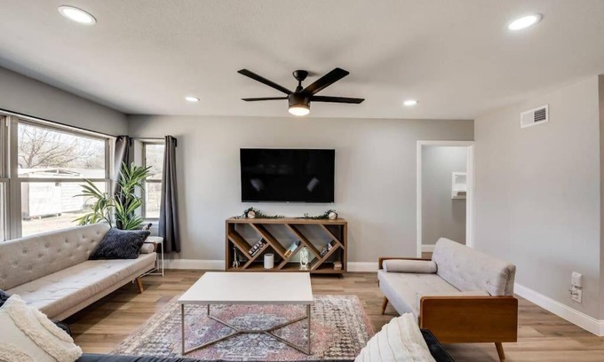 McKinney House | Down Town Mckinney-Self Check-In-Backyard-BBQ-A/C-King-W/D