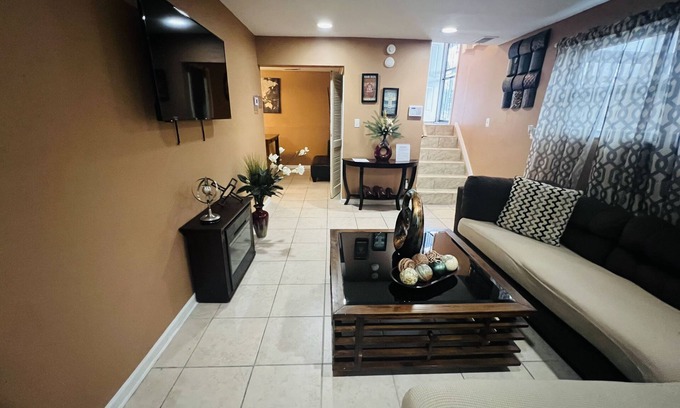 Detroit House | Downriver home that sleeps 12