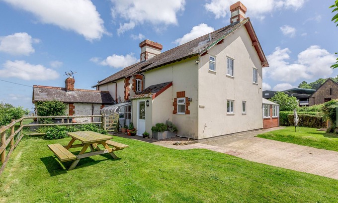 Crewkerne Cottage | DOWNSIDE, pet friendly, with open fire in Mosterton