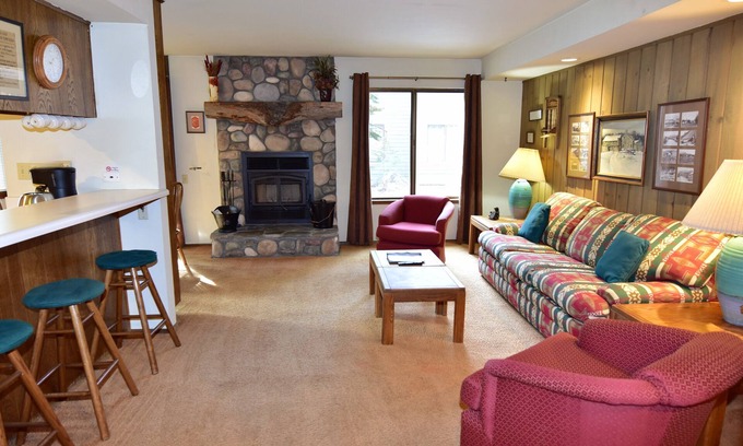 Mammoth Lakes Apartment | Downstairs western style mountain retreat #123