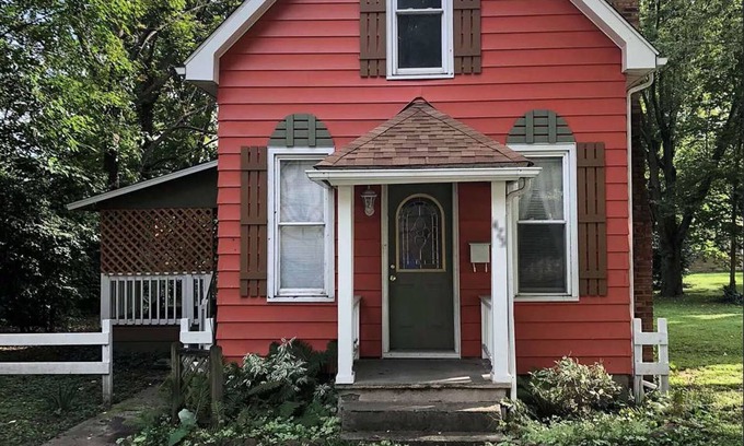 Wabash House | Downtown 2 Bedroom Cottage, Sleeps 6, Walk to Honeywell, Downtown Restaurants